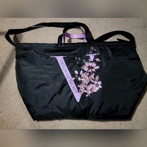 Victoria's Secret Weekend bag. Oversized like new Never used perfect beach bag